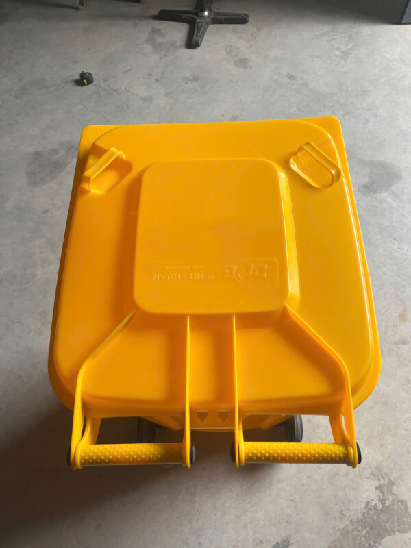 Thùng rác nhựa 240L màu vàng