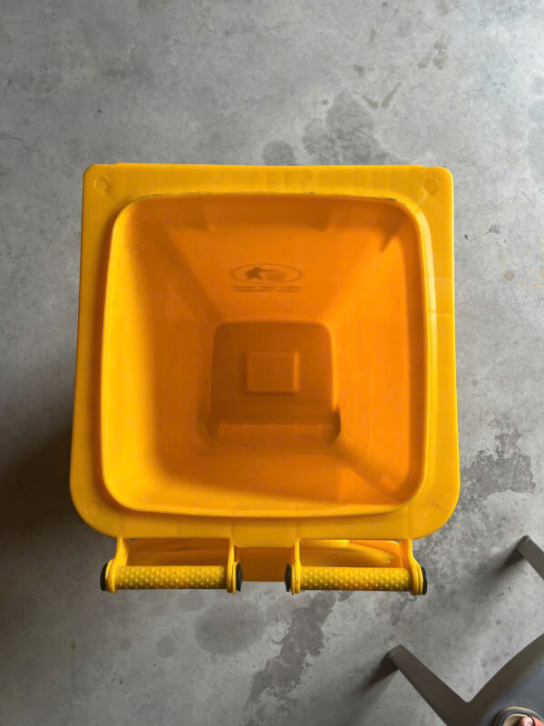 Thùng rác nhựa 120L màu vàng