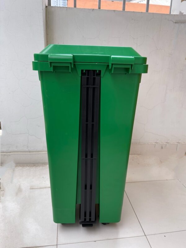 Thùng rác 40L dậm chân có bánh xe
